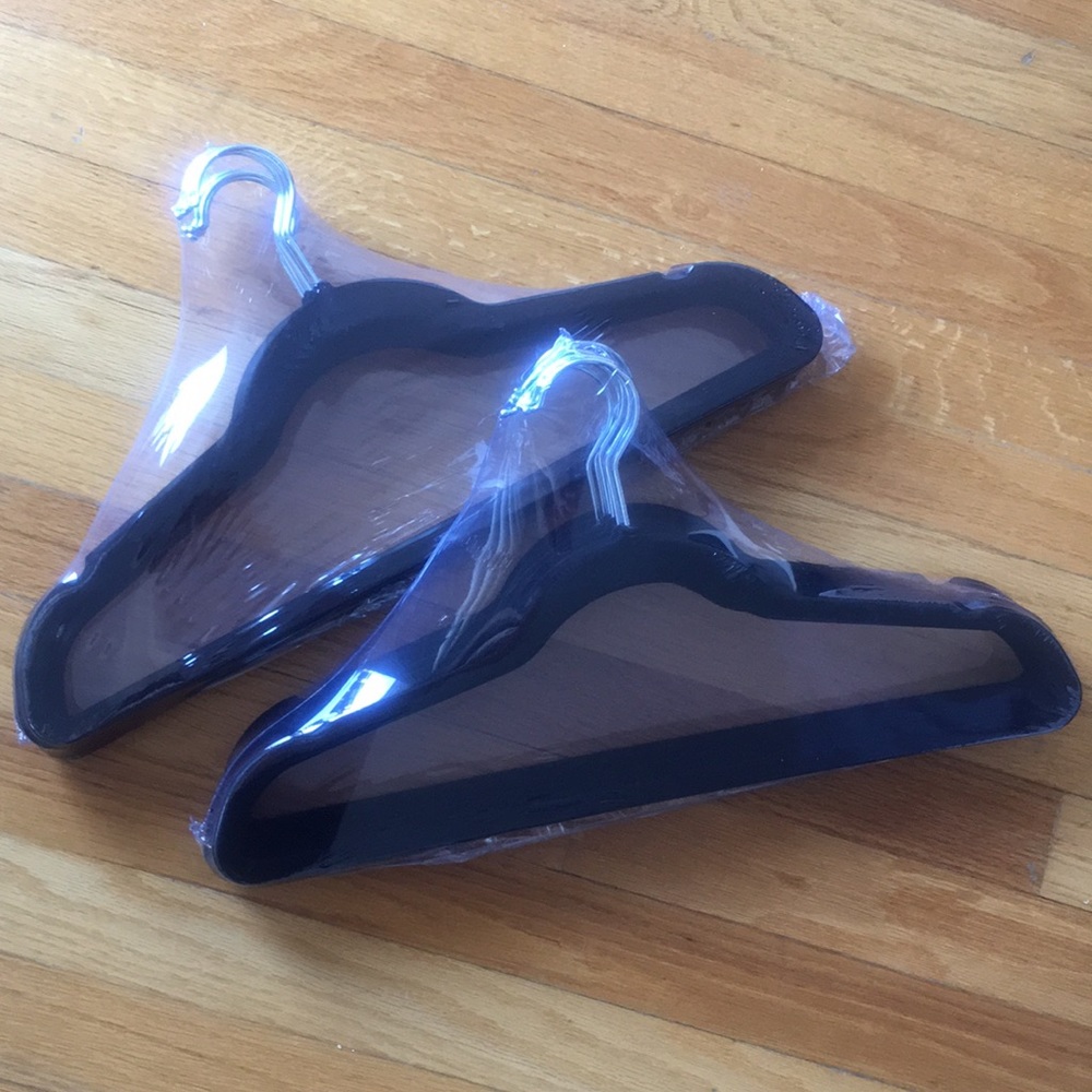 30 Black Velvet Non Slip Hangers Brand New in Bag - Picture 4 of 5